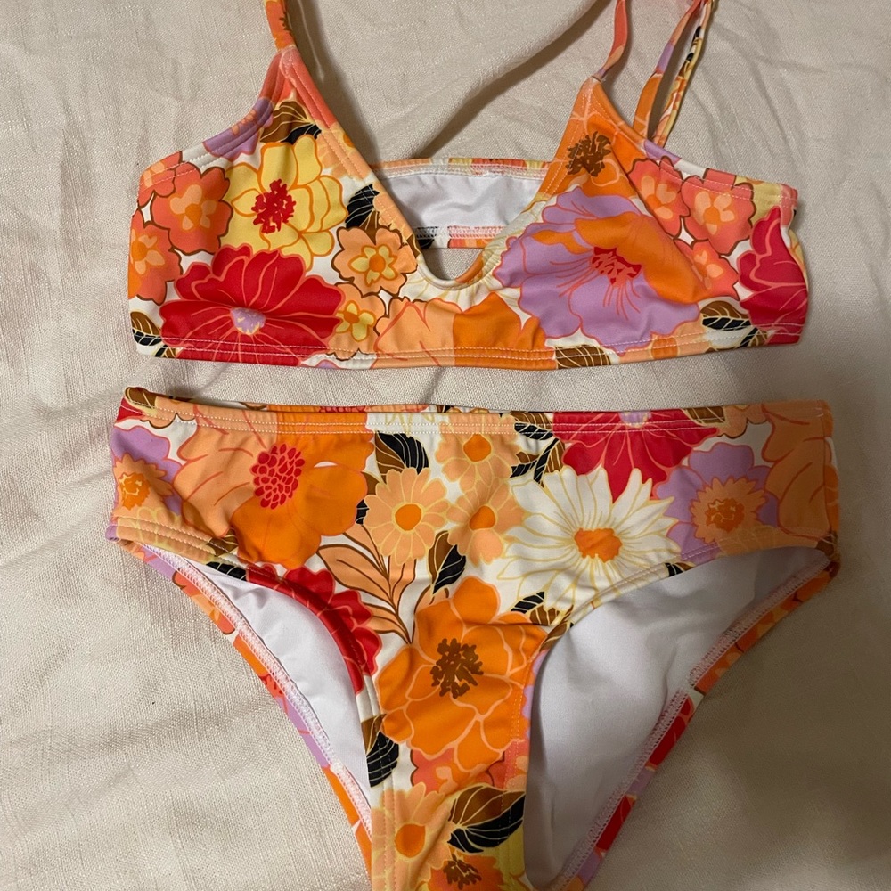 NWOT- Girls Billabong Floral Bikin